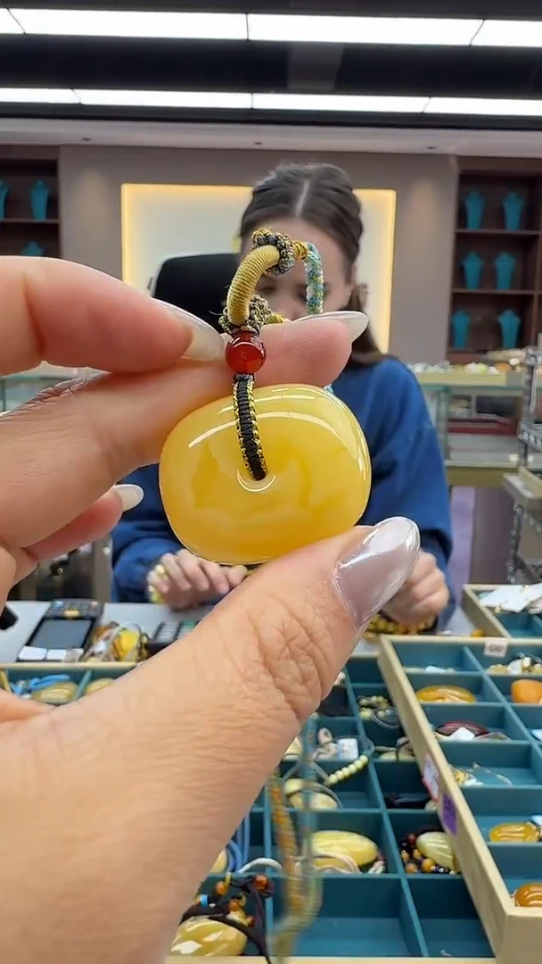 琥珀颈饰未镶嵌296秒拍号 假一罚三