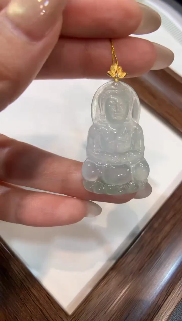 颈饰18K金镶嵌翡翠观音