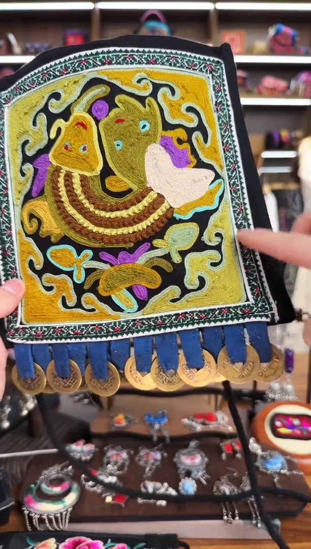 【闪购商品】织绣A14蒙阿苏苗绣传承