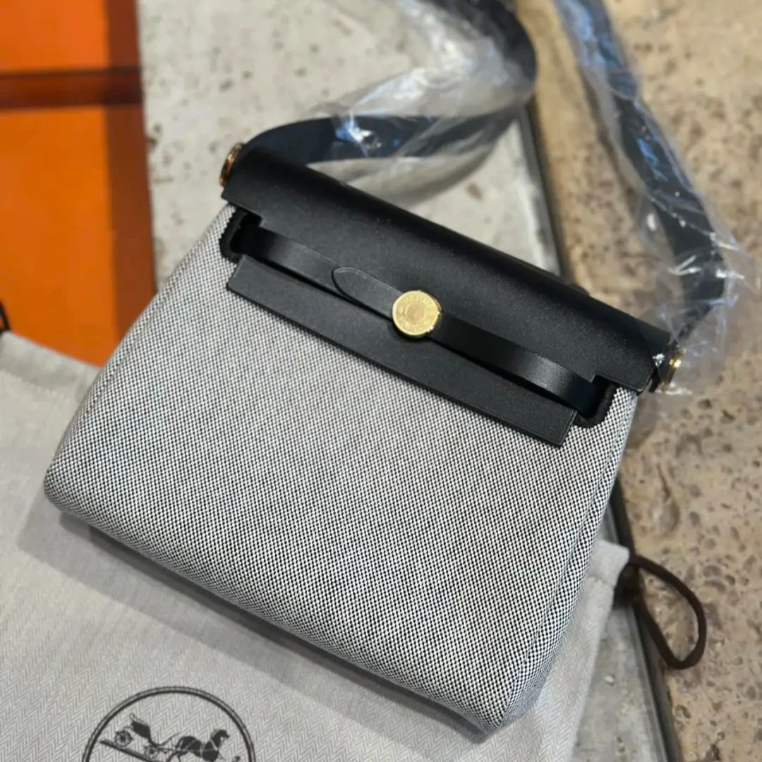 未使用 Hermes/爱马仕 小花6欢 Herbag 20 浅灰色 黑色 W刻包