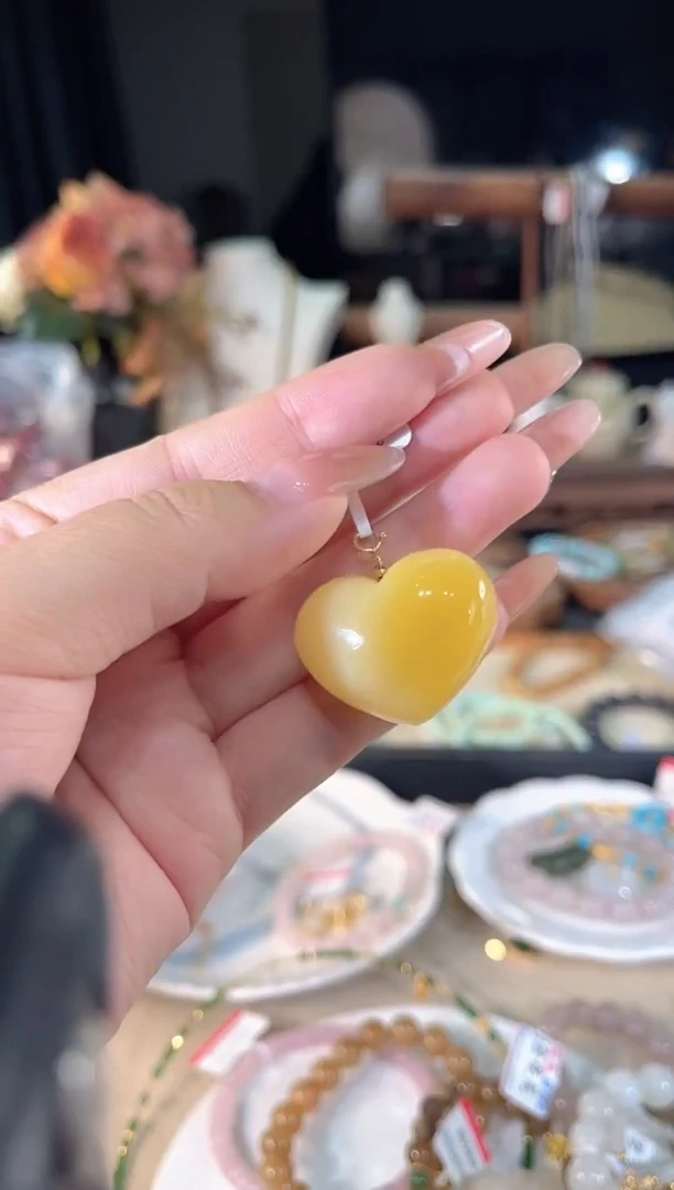 18K金镶嵌吊坠(不含链)蜜蜡多样性发货其一