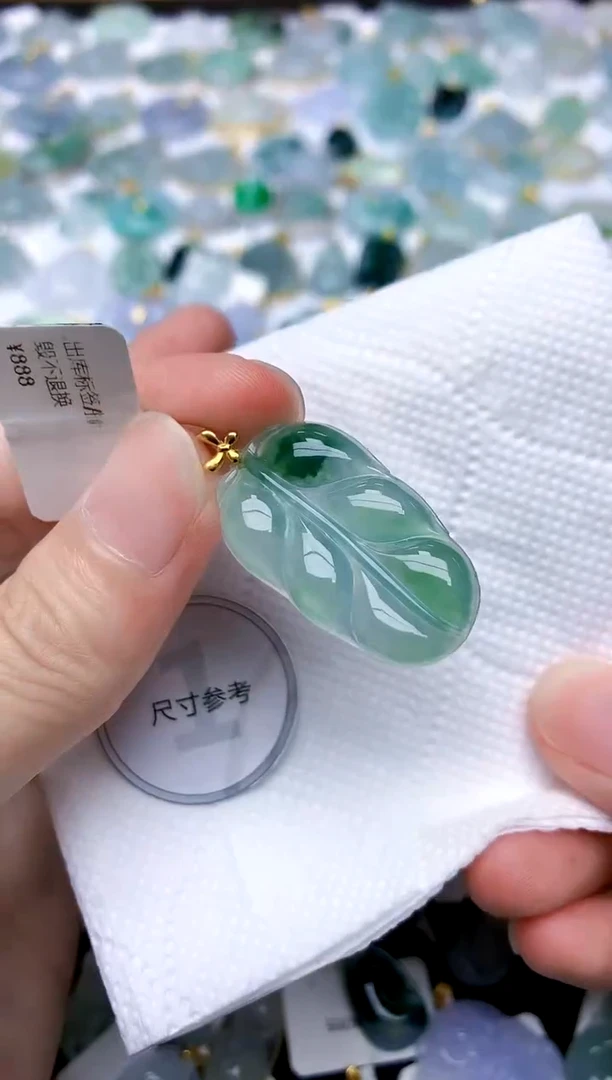 颈饰18K金镶嵌翡翠天然A货翡翠