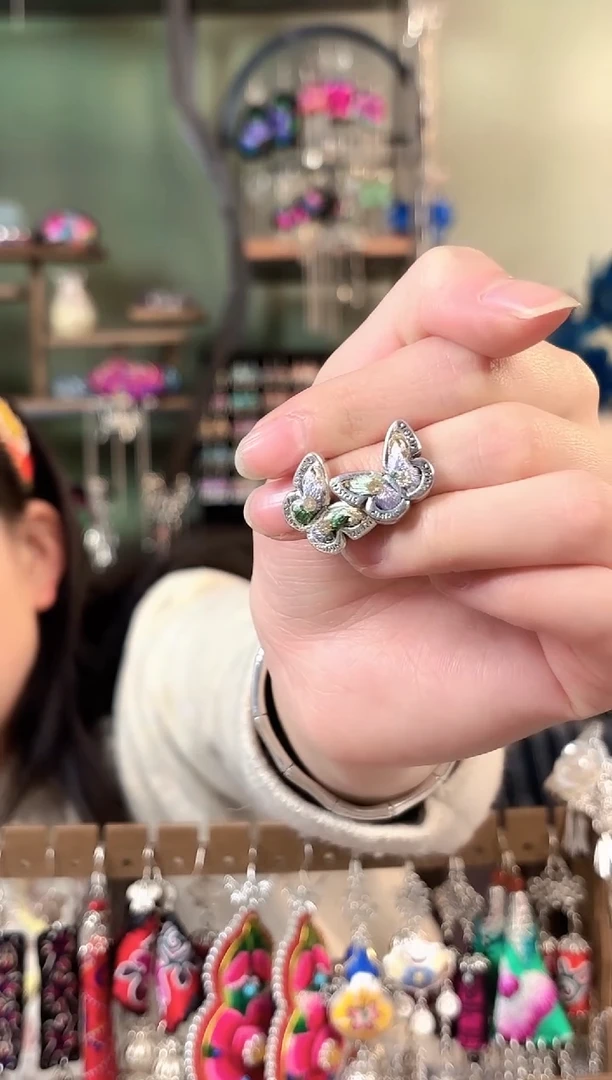 彩云南阁非遗老绣苗银饰品638