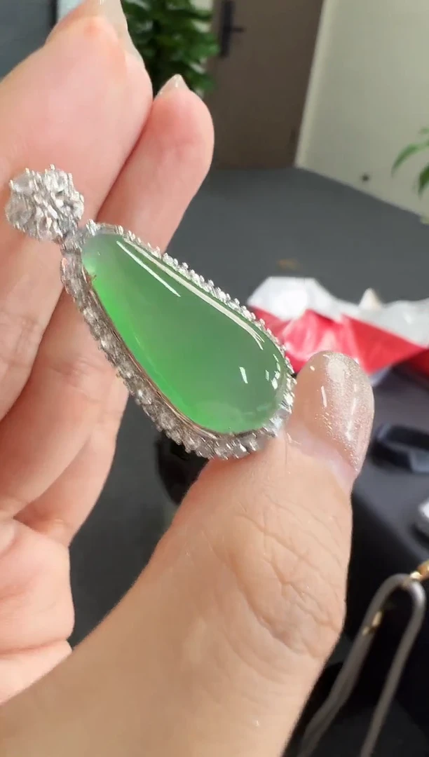 颈饰18K金镶嵌翡翠KLF1102-025