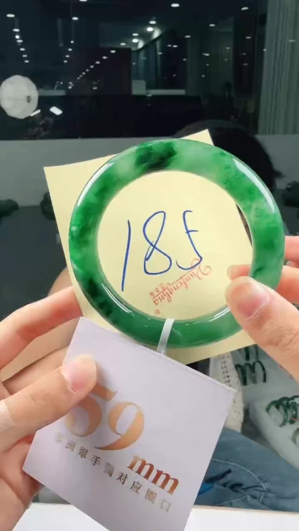 未镶嵌手镯石英质玉（非洲翠）有天然洒金亮片/矿点/棉线185