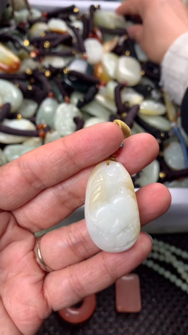 【闪购商品】和田玉颈饰未镶嵌多样性发货没有证书.拍一发一，有瑕