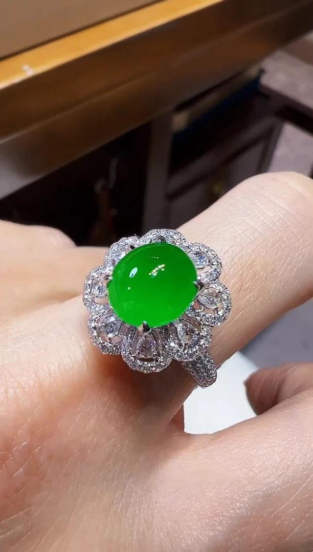 18K金镶嵌戒指翡翠绿蛋面