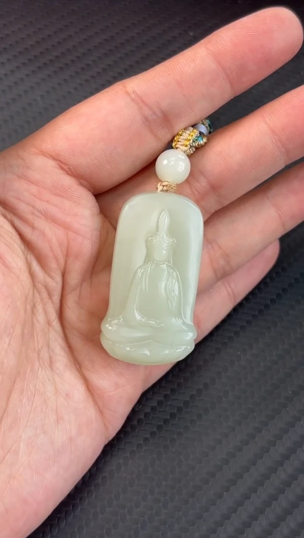 吊坠(赠链)未镶嵌和田玉且末微色差迪克兰一细吊坠
