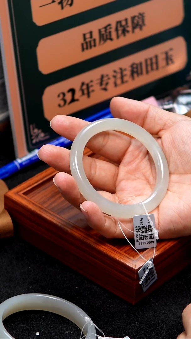 和田玉手镯未镶嵌59圈口（小裂）