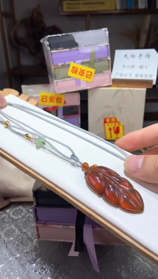 琥珀颈饰未镶嵌棕红变色龙带金沙蜜叶子吊坠