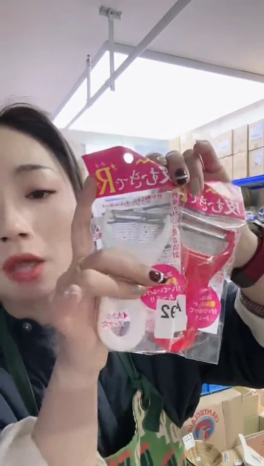 【闪购商品】瓷片进口家用百货削皮刀一红一白C492