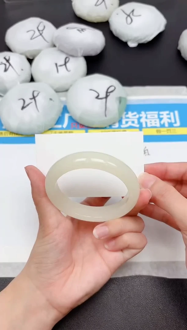 未镶嵌手镯石英质玉144-56.3