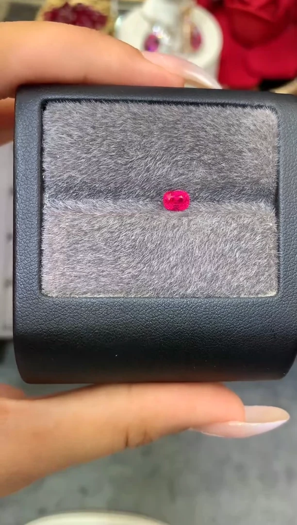 未镶嵌裸石定制尖晶石枕型 绝地武士 0.56ct