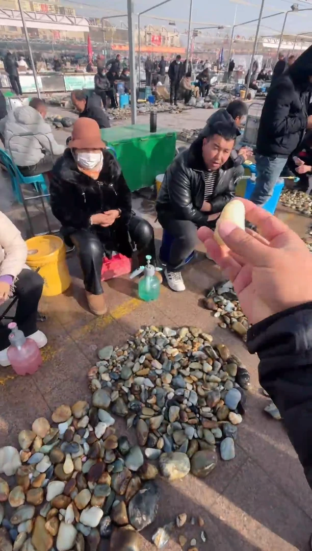 未镶嵌和田玉（糖玉）挂件和田玉