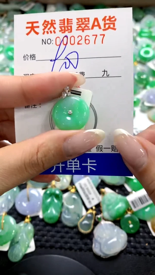 翡翠18K金镶嵌颈饰1111111111111111