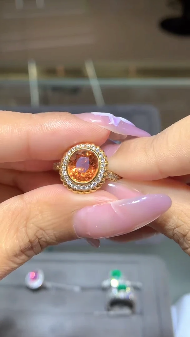 18K金镶嵌戒指石榴石（芬达石）3ct