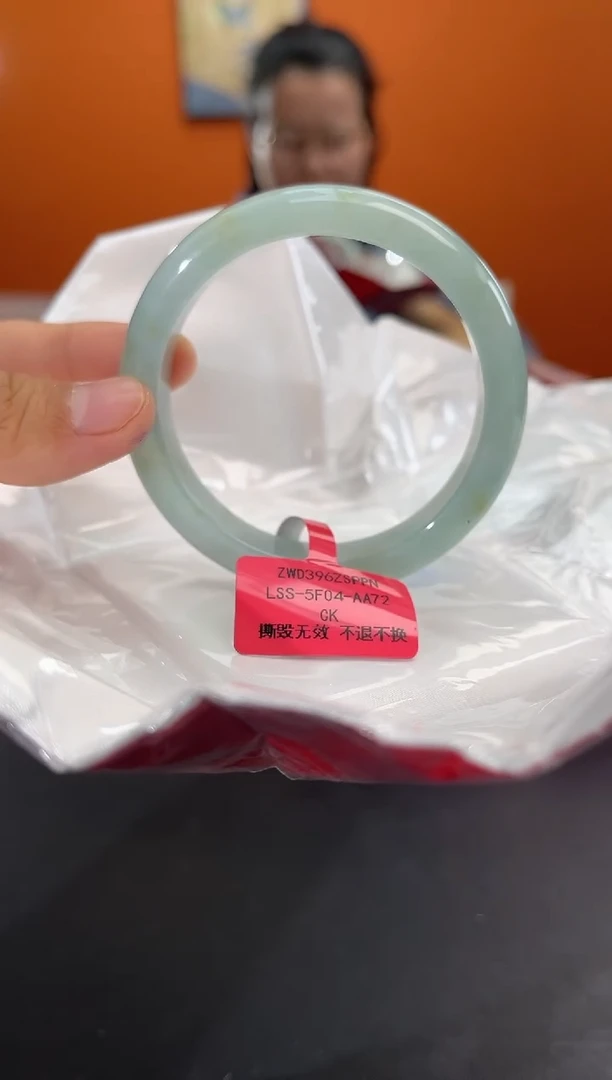 翡翠手镯未镶嵌翡翠手镯