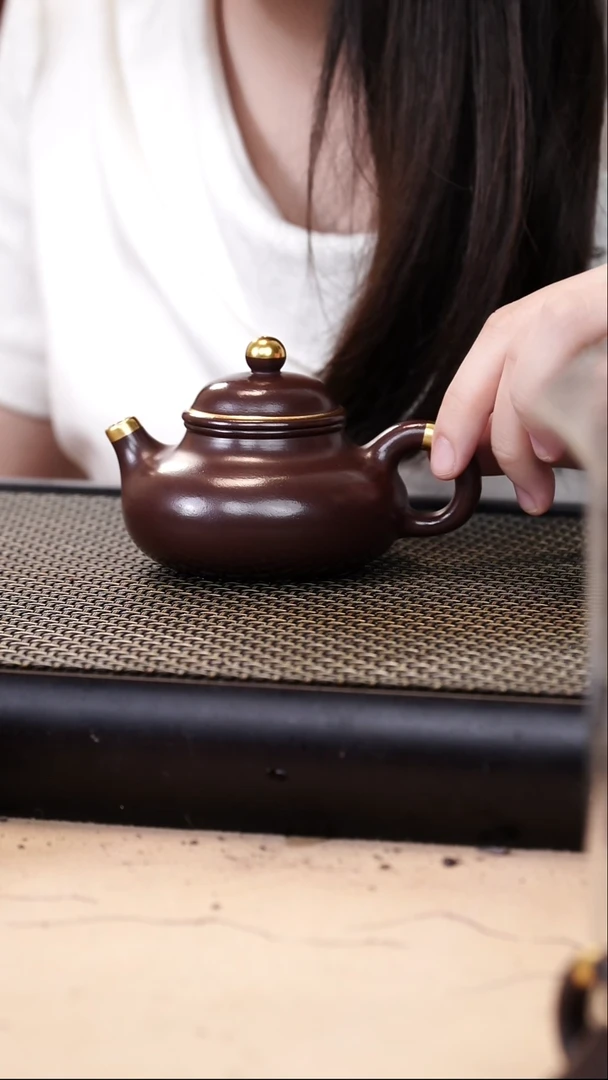 茶壶紫砂四号井茄皮紫泥描金容天130cc