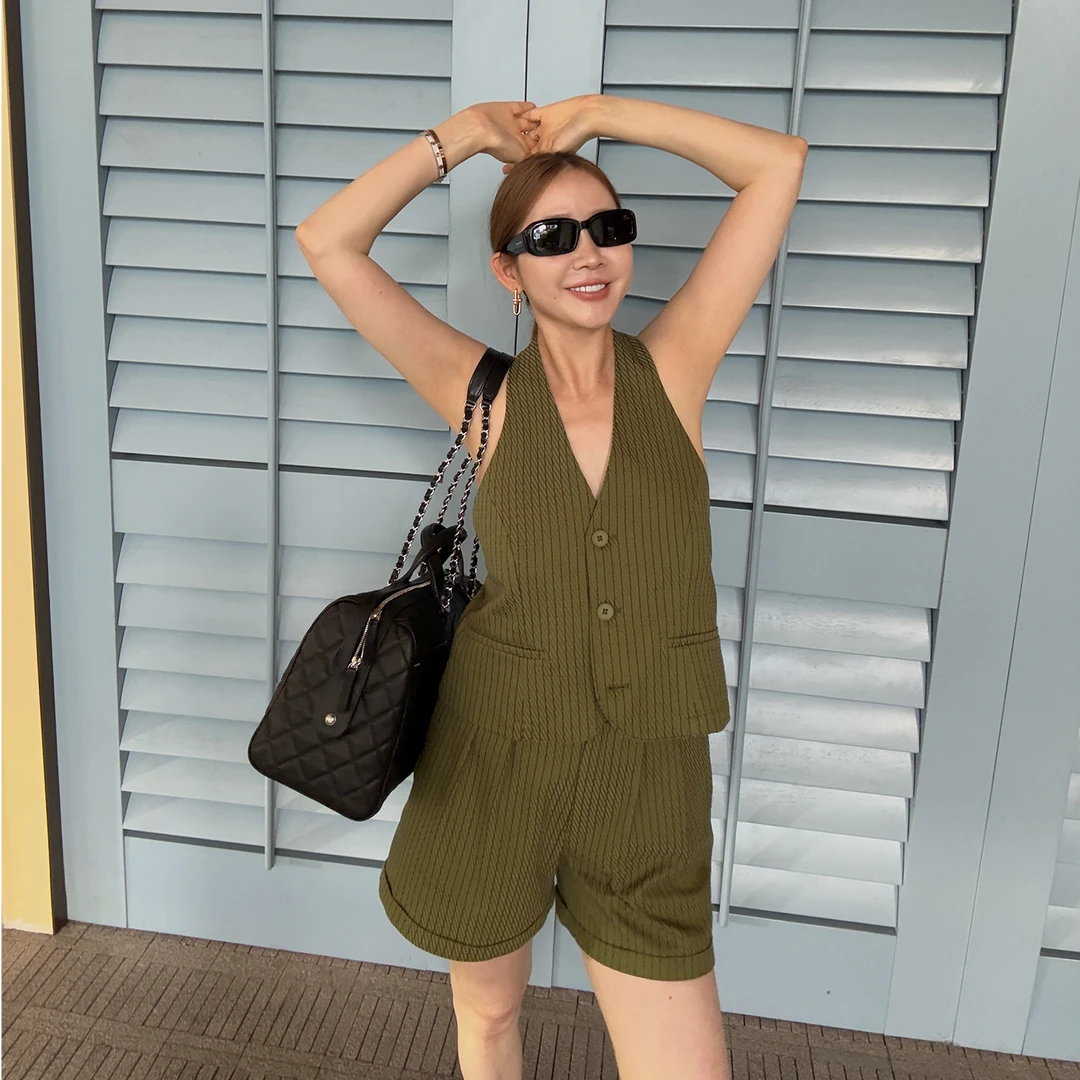 widelia陈姬儿夏季复古绿色挂脖无袖背心+卷边阔腿短裤套装7550