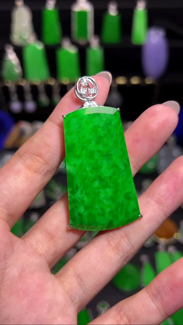 颈饰18K金镶嵌翡翠吊坠