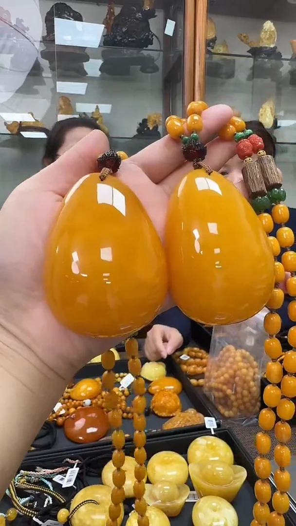 蜜蜡吊坠(赠链)18K金镶嵌蜜蜡水滴套装（多样性只发其一）