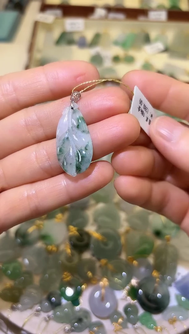 颈饰18K金镶嵌翡翠叶子