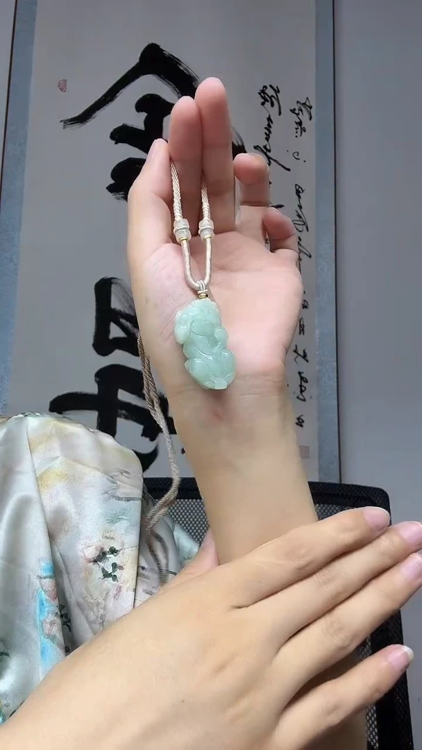 翡翠未镶嵌颈饰貔貅