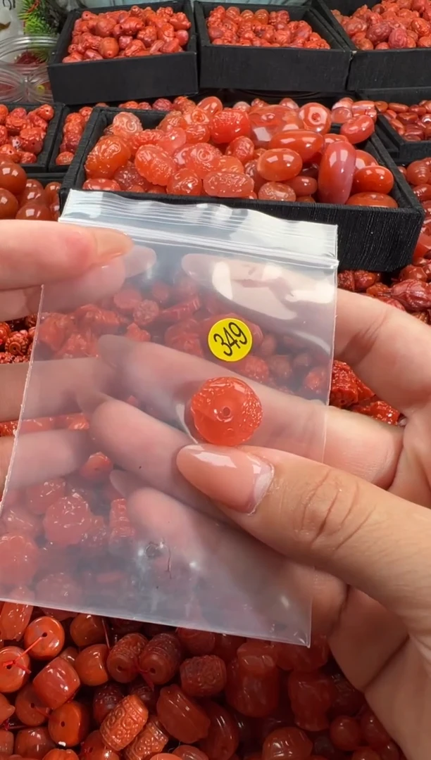 南红玛瑙未镶嵌颈饰1