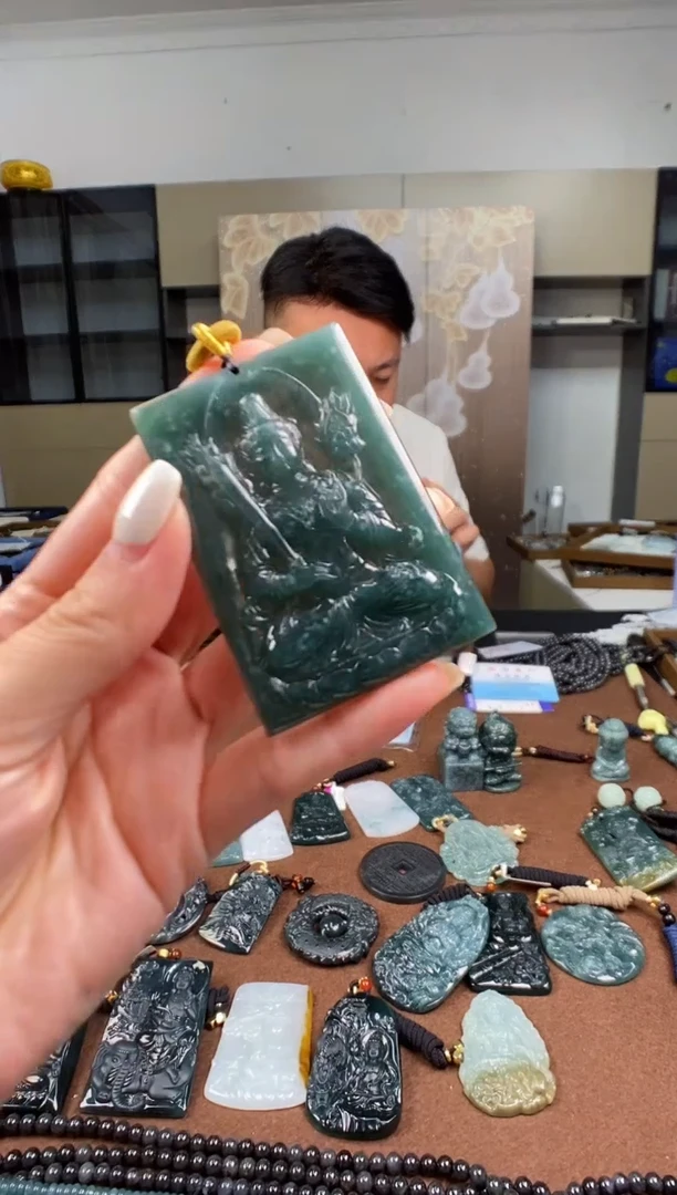 颈饰未镶嵌翡翠 多样性发其一