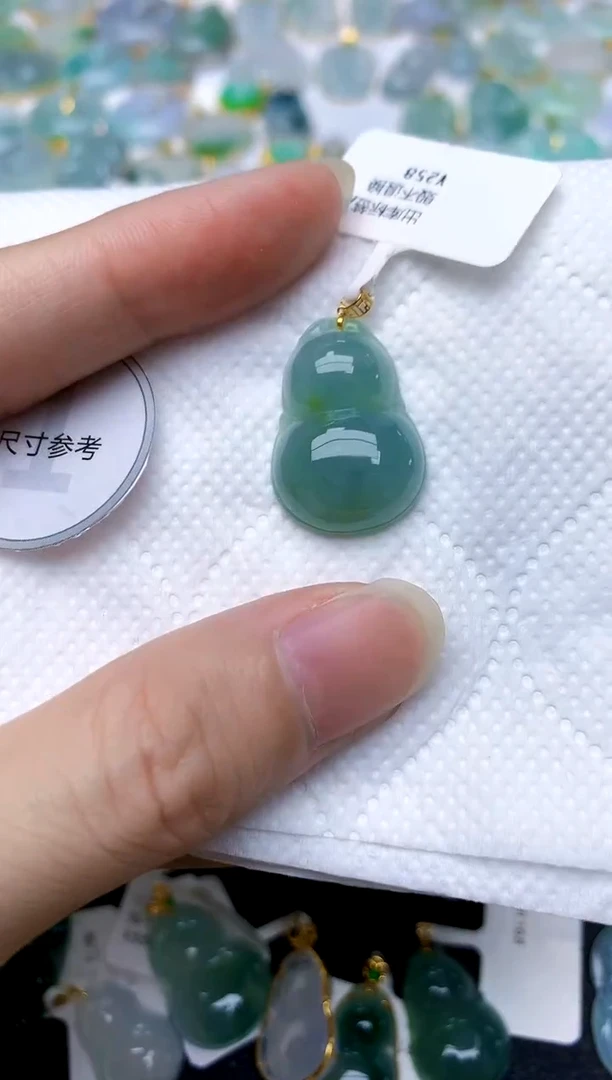 颈饰18K金镶嵌翡翠天然A货翡翠
