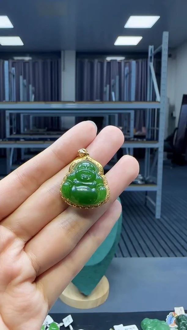 18K金镶嵌和田玉挂件1