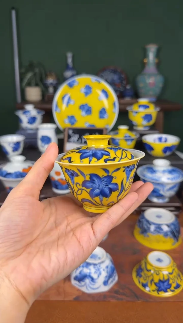 杯洪印幕明。 黄地青花百合。 盖碗