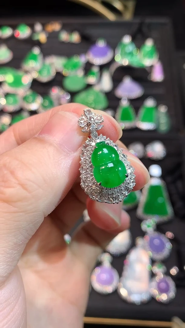 吊坠(赠链)18K金镶嵌翡翠高冰正阳满绿葫芦吊坠