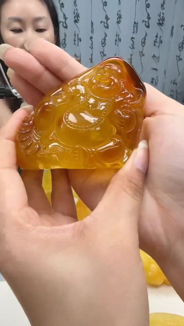 未镶嵌琥珀裸石如图