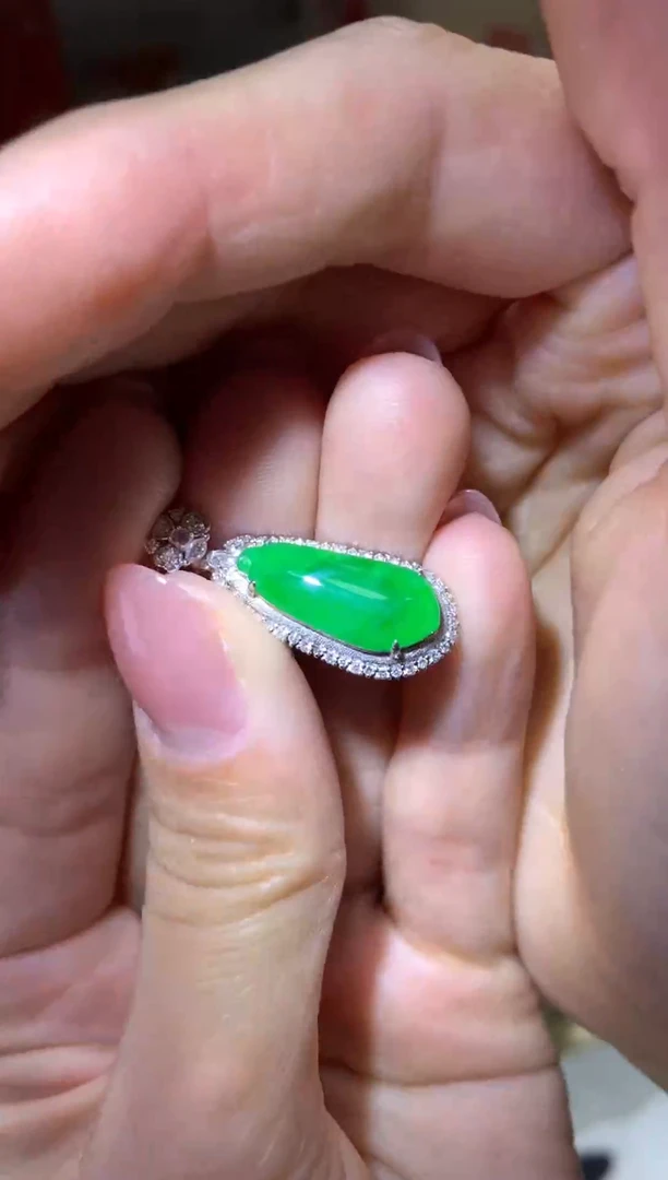 颈饰18K金镶嵌翡翠|不退不换