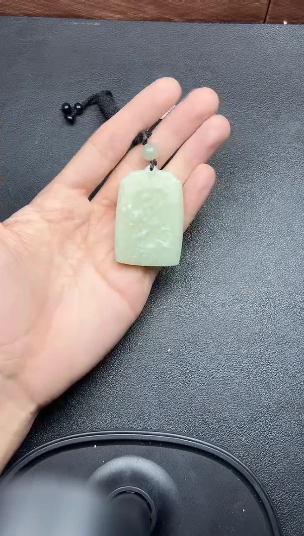 吊坠(赠链)未镶嵌和田玉且末微色差迪克兰二细吊坠