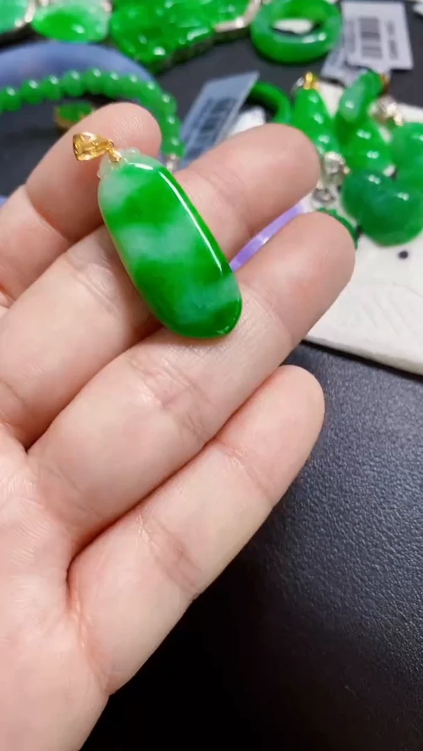 颈饰18K金镶嵌翡翠瓜