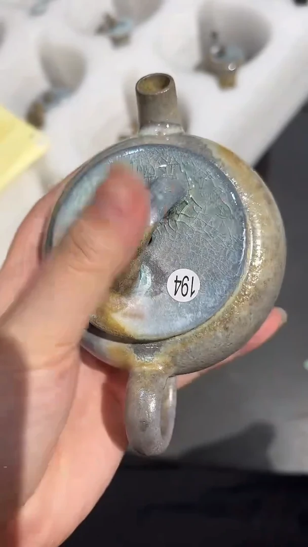 壶194号容量130-140ML中白泥有取钉痕迹