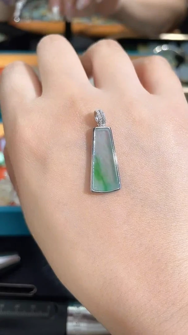 颈饰银S925镶嵌翡翠2026123101多样性发一