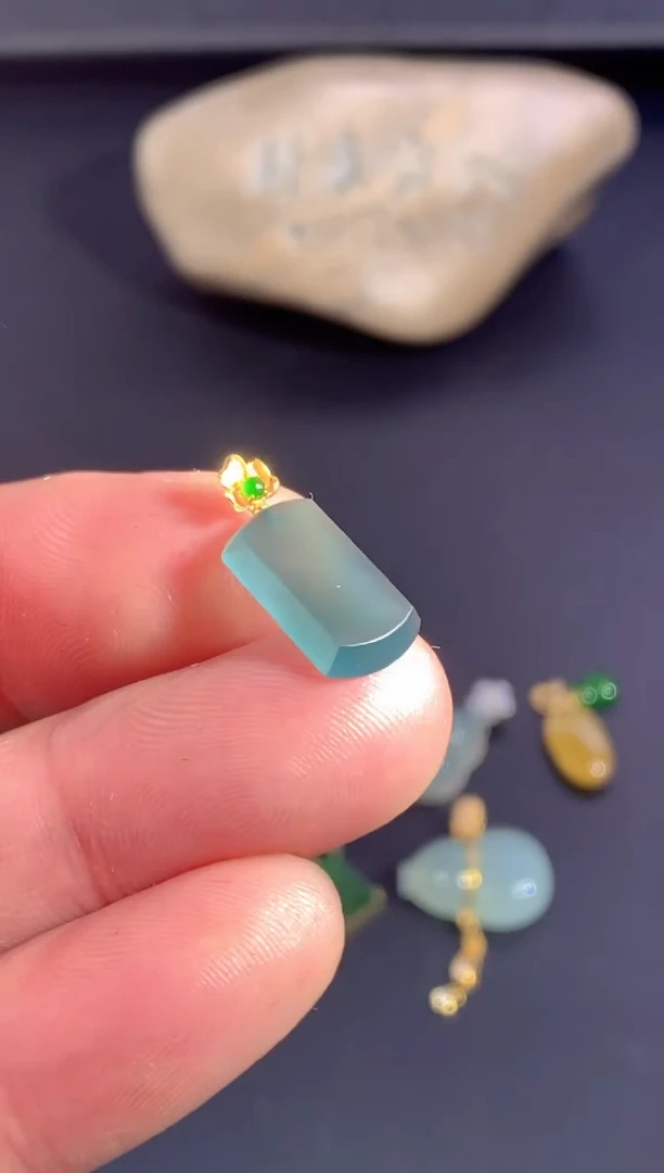 颈饰18K金镶嵌翡翠