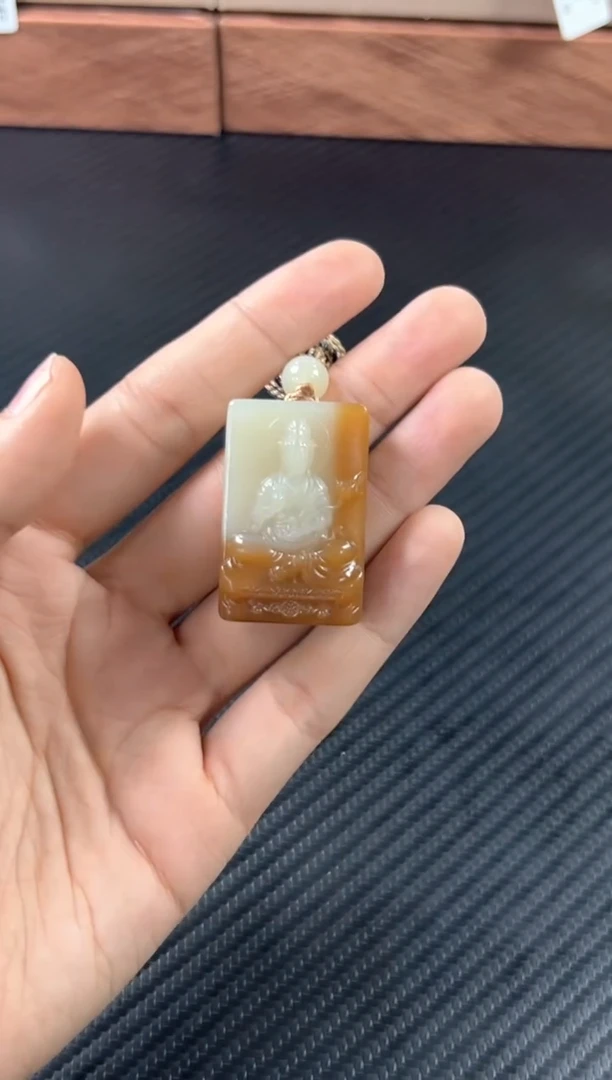 吊坠(赠链)未镶嵌和田玉若羌微色差