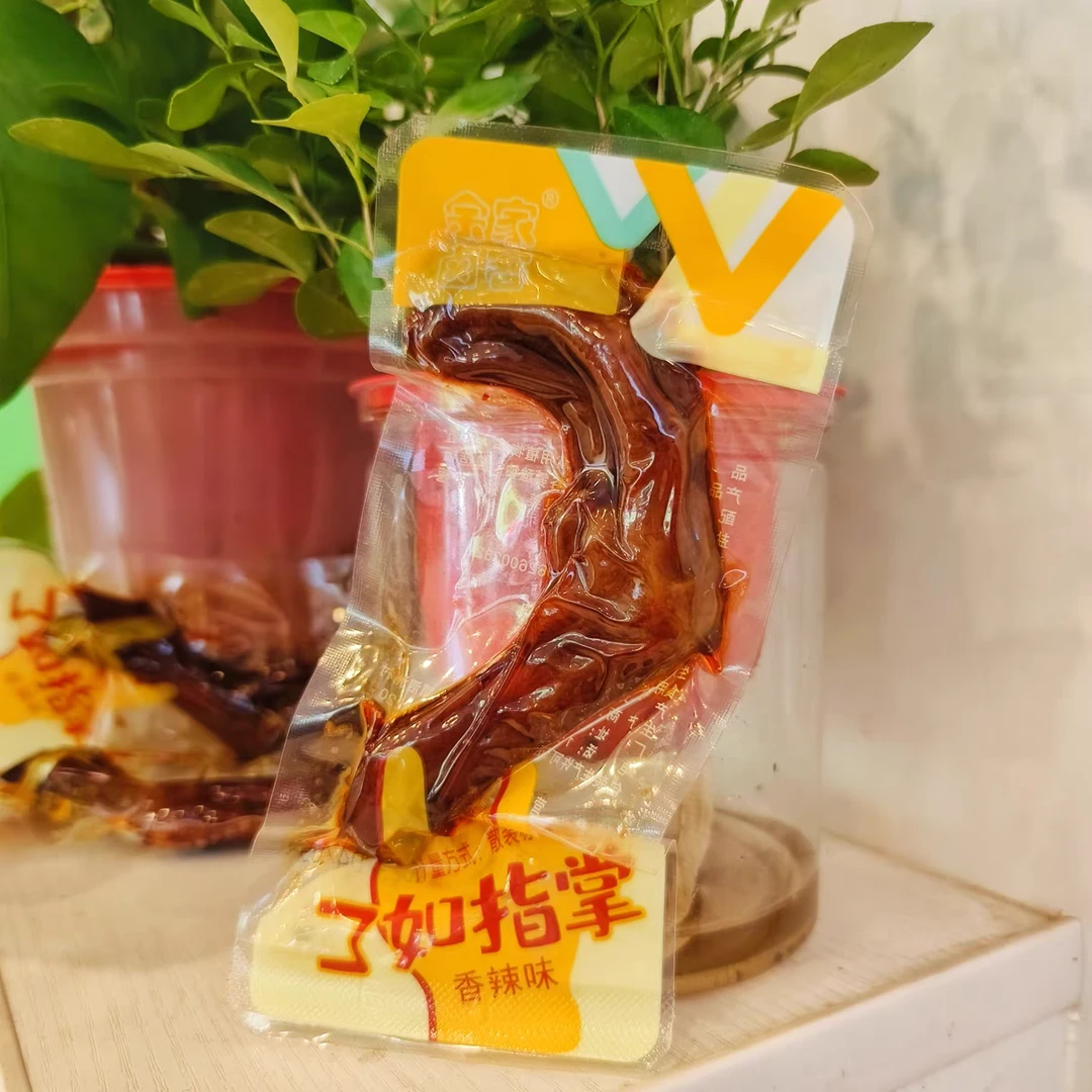 余家卤客了如指掌卤鸭掌香辣味好感细腻有嚼劲。