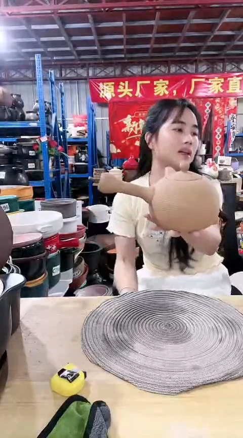 瑕疵螺纹紫砂手把壶带盖