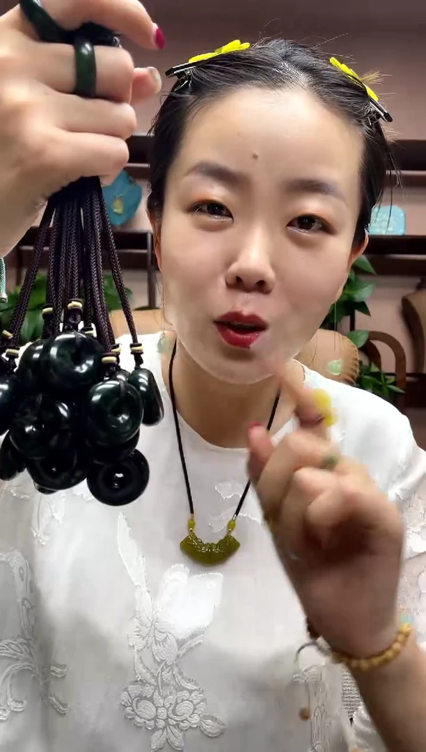 岫玉未镶嵌吊坠多样性发货发其中之一