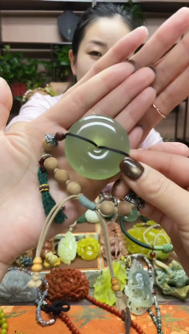 未镶嵌蛇纹石玉颈饰多样性发货发其中之一