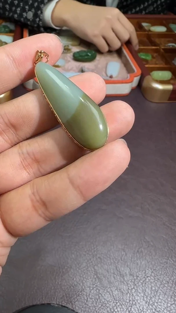 18K金镶嵌和田玉挂件【陆1202】94 7026多样性发其一