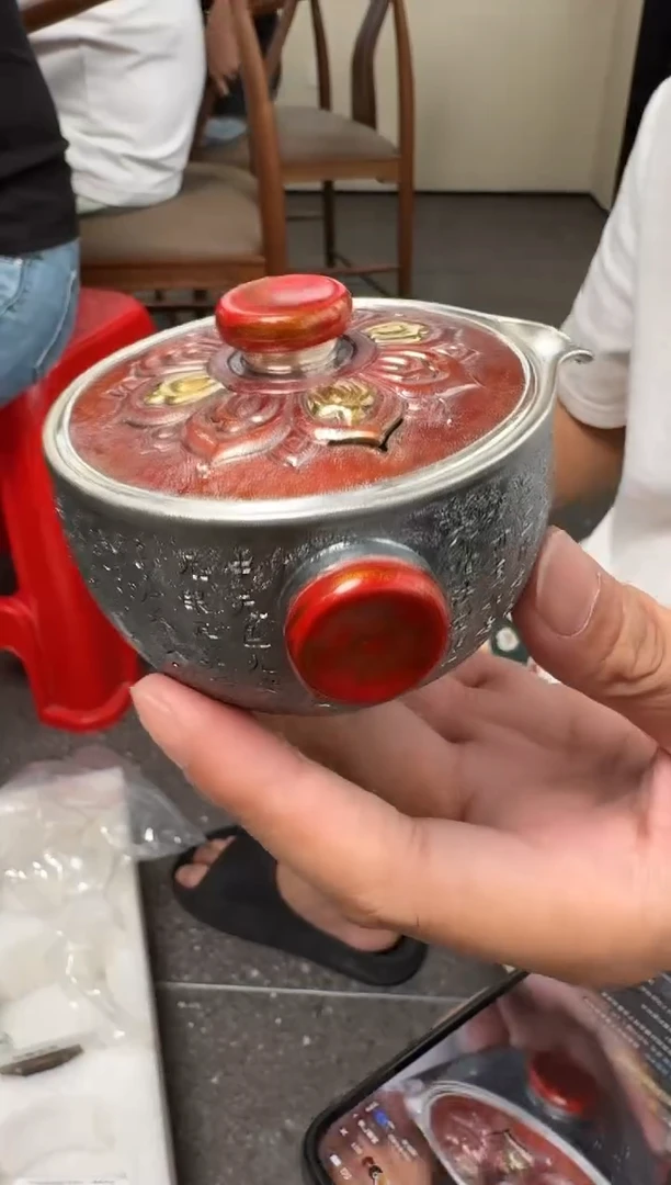 -呆坐 錾刻嵌金铜包银心经宝瓶壶