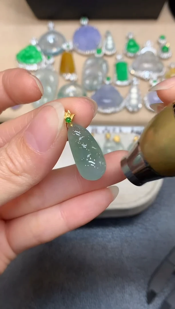 颈饰18K金镶嵌翡翠福豆【无服务费