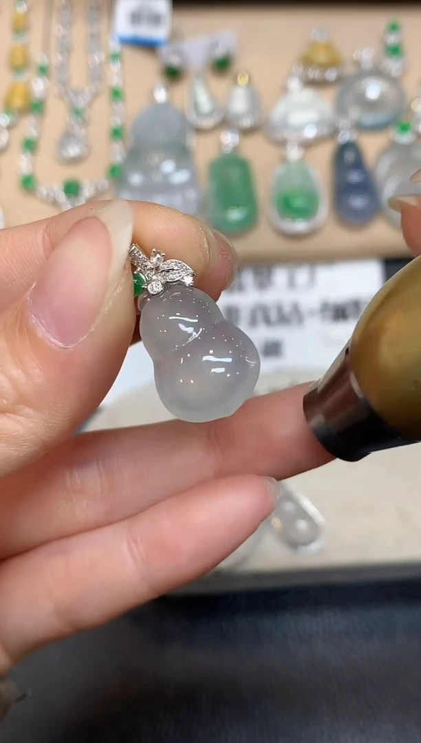 颈饰18K金镶嵌翡翠葫芦【无服务费