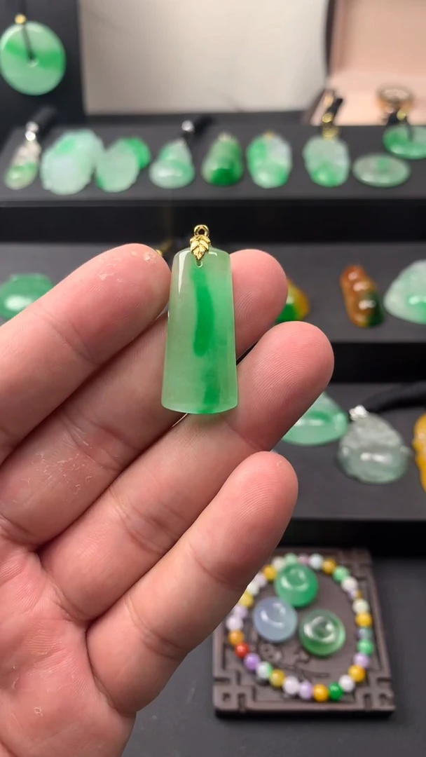 颈饰未镶嵌翡翠一图一物，所见即所得